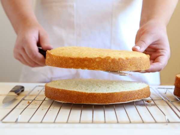 How to cut a cake